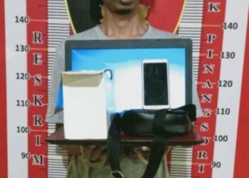 (Taslabnews News/Dzulfadli Tambunan)  Tersangka dan barang bukti diamankan di Mapolres Tapanuli Tengah. 