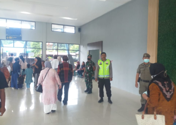 (Taslab News/Dzulfadli Tambunan)  Aktivitas penumpang di Bandara FL. Tobing Pinangsori, Minggu (30/4/2023).