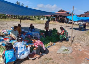 Babinsa Koramil 05 Kolang Pantau Kamtibmas di Pasar Rampah dan Cek Harga Sembako