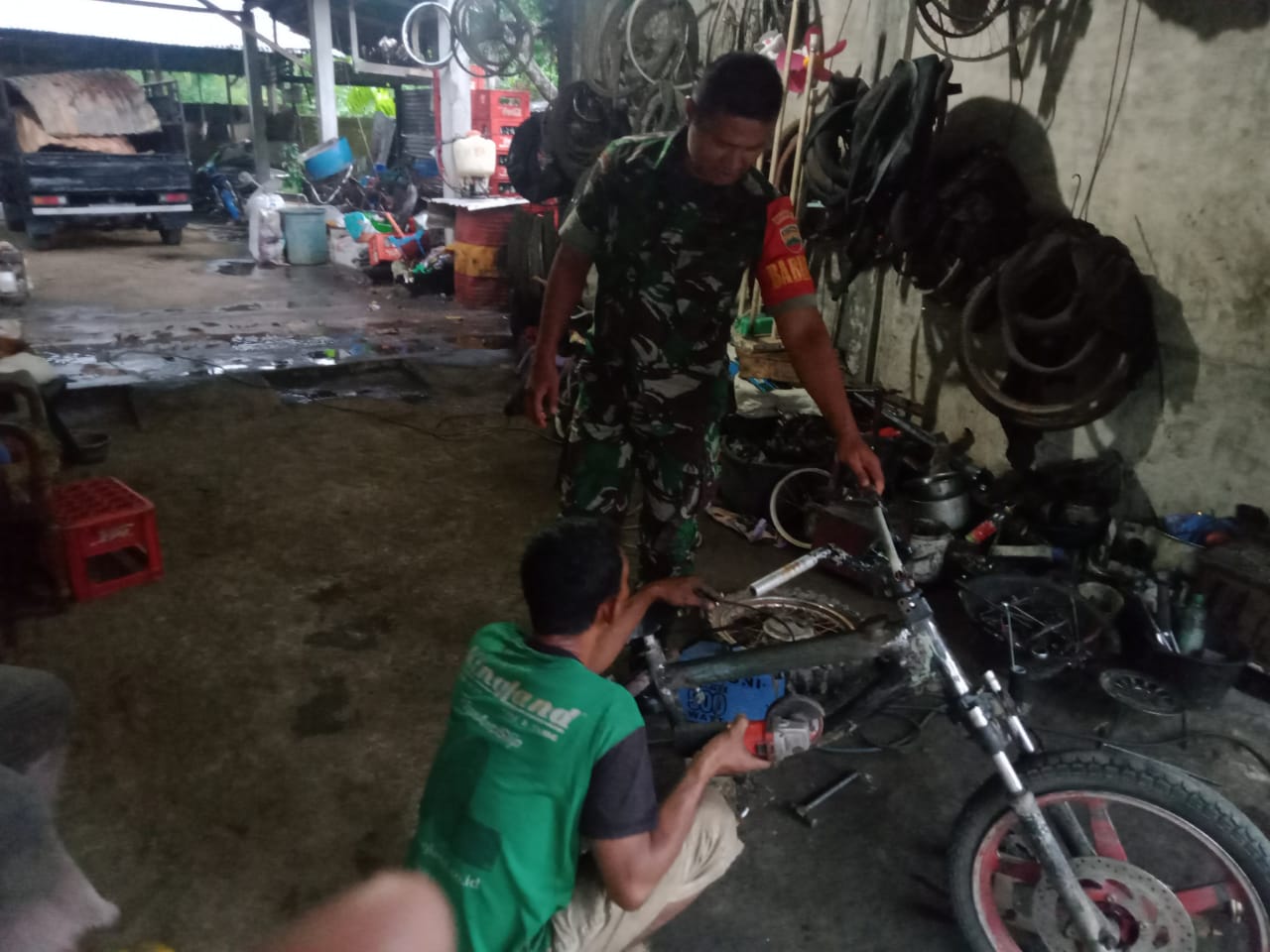 (Rey Simorangkir/TASLABNEWS)Babinsa Koramil 05/Kolang, Sertu Berton Situmeang melaksanakan kegiatan Komunikasi Sosial (Komsos) dengan Pemilik Bengkel di Desa Hurlang Muara Nauli, Kabupaten Tapteng.