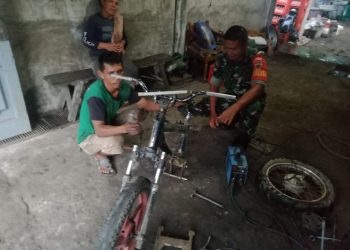Babinsa 05 Kolang Bangkitkan Semangat Usaha Pemilik Bengkel Sepedamotor