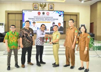Wakil Bupati Labura, Samsul Tanjung memberikan plakat kepada Kepala KPPU Wilayah 1Ridho Pamungkas 