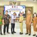 Wakil Bupati Labura, Samsul Tanjung memberikan plakat kepada Kepala KPPU Wilayah 1Ridho Pamungkas