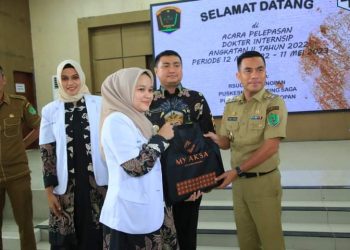 (Richard Silaban/TASLABNEWS) Bupati Labura, Hendriyanto Sitorus dan Wakil Bupati, Samsul Tanjung menerima tanda kenang-kenangan dari dokter internsip.