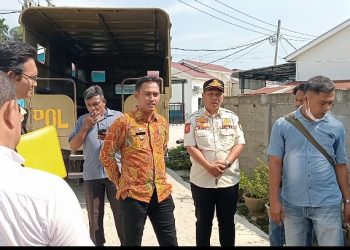 Asisten 1 Pemkab Asahan Minta Bantuan Satpol PP dan Kelurahan Bongkar Pagar perumahan SHA Permai 2
