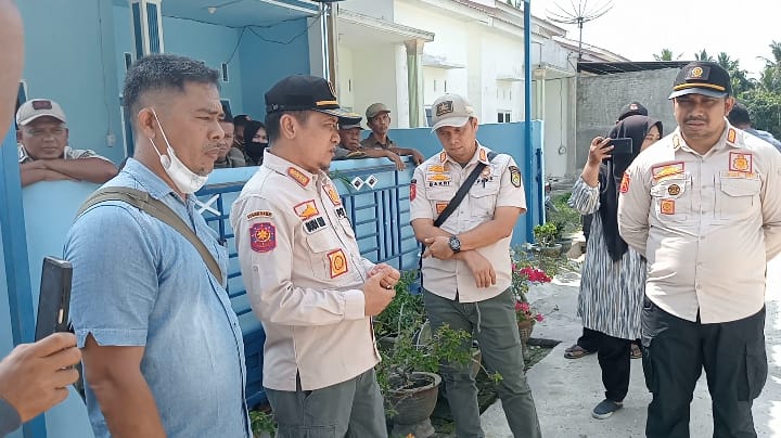 Asisten 1 Pemkab Asahan Minta Bantuan Satpol PP dan Kelurahan Bongkar Pagar perumahan SHA Permai 2