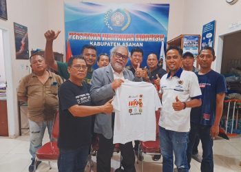 Ketua PWI Asahan, Indra SK memberikan cendramata berupa baju kaos PWI kepada ketua Komnas PA, Arist Merdeka Sirait.