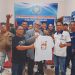 Ketua PWI Asahan, Indra SK memberikan cendramata berupa baju kaos PWI kepada ketua Komnas PA, Arist Merdeka Sirait.