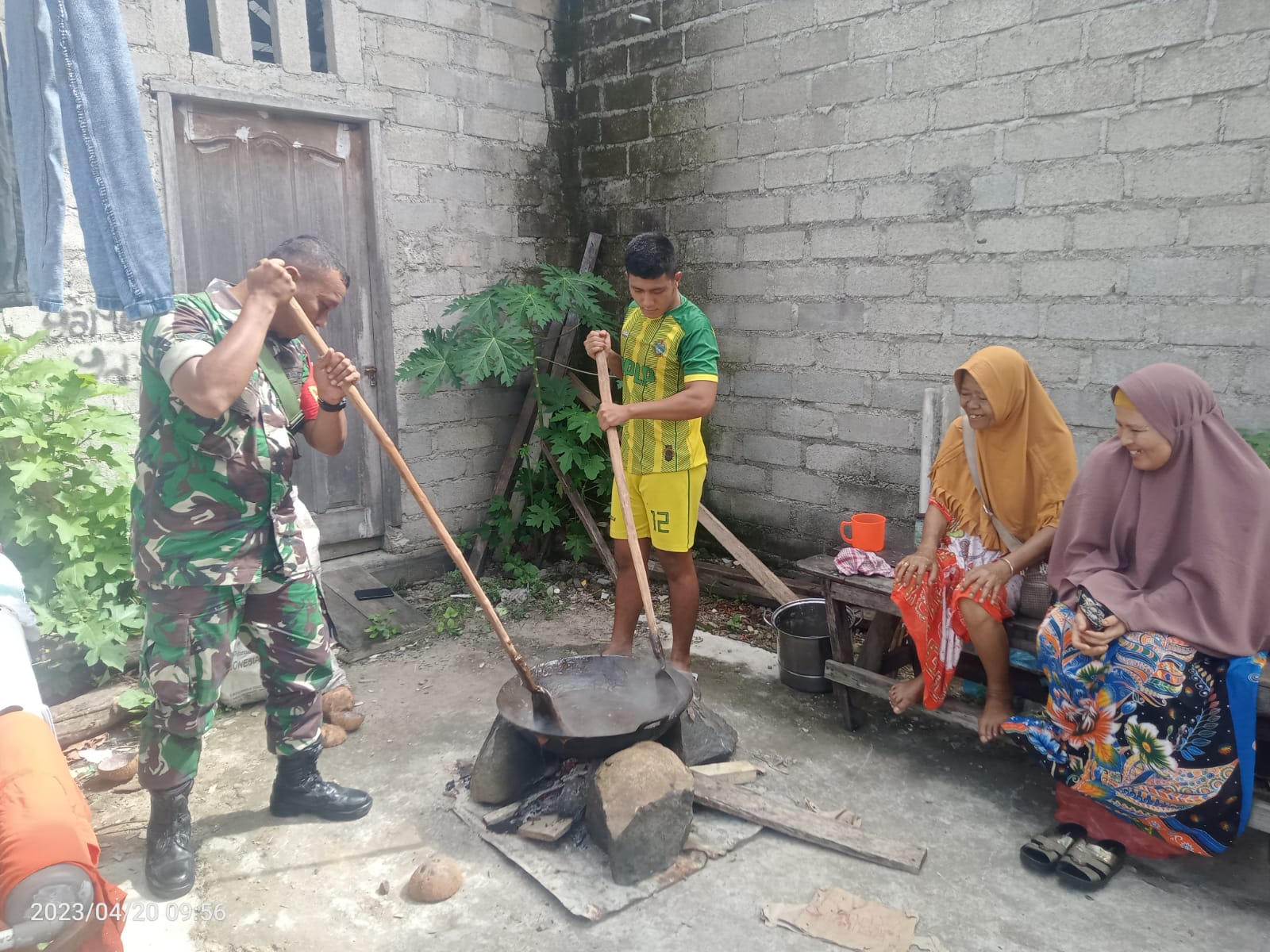 (Rey Simorangkir/TASLABNEWS)Babinsa Koramil 06/Kota, Serda Hilman Purba membantu warga membuat kue dodol di Kelurahan Pancuran Kerambil, Kota Sibolga.