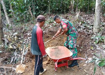 Babinsa 05 Kolang dan Warga Timbun Jalan Desa