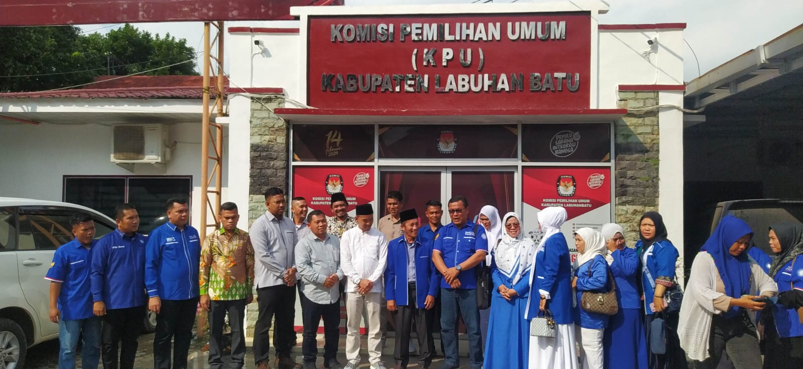 Ketua Partai PAN Labuhanbatu, Khajali Nasution usai mendaftarkan dan menyerahkan berkas Bacaleg ke KPU Labuhanbatu.
