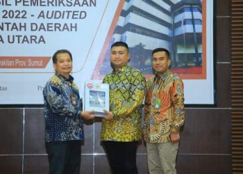 (Richad Silaban/TASLABNEWS) Bupati Labura, Hendriyanto Sitorus didampingi Wakil Bupati, Samsul Tanjung menerima opini WTP atas LKPD anggaran tahun 2022 BPK RI perwakilan Sumatera Utara. 