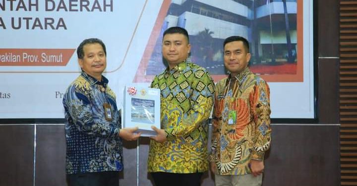 (Richad Silaban/TASLABNEWS) Bupati Labura, Hendriyanto Sitorus didampingi Wakil Bupati, Samsul Tanjung menerima opini WTP atas LKPD anggaran tahun 2022 BPK RI perwakilan Sumatera Utara. 