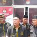 Ketua Partai Ummat Labuhanbatu Sabaruddin (tengah) bersama pengurus partai saat memberikan keterangan pers kepada sejumlah wartawan. 