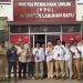 Pengurus DPC Partai Gerindra Labuhanbatu berfoto bersama seusai mendaftarkan Bacaleg di depan Kantor KPU Labuhanbatu. 
