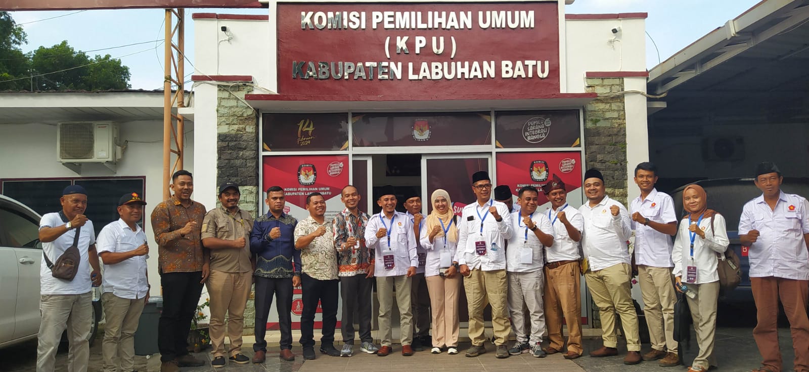 Pengurus DPC Partai Gerindra Labuhanbatu berfoto bersama seusai mendaftarkan Bacaleg di depan Kantor KPU Labuhanbatu.
