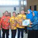 Bupati Labura, Hendriyanto Sitorus, menyerahkan penghargaan kepada organisasi yang turut berperan penurunan stunting  
