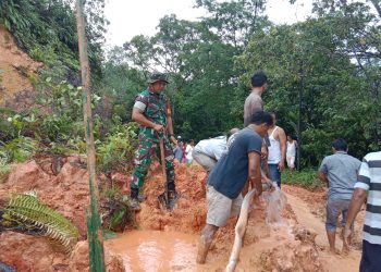 Babinsa dan Warga Bersihkan Material Longsor di Bonan Dolok