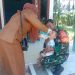 Sukseskan Vaksinasi Polio Buat Balita, Babinsa Dampingi Nakes di Desa Bair