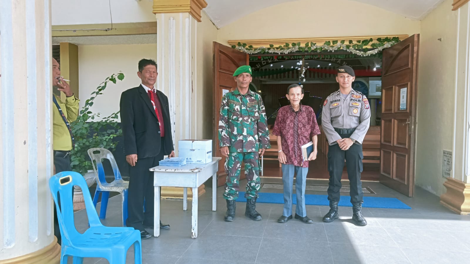 Babinsa Koramil 06/Kota, Serda Domu Panjaitan melaksanakan Pengamanan di Gereja HKBP Sibolga Julu, Kota Sibolga. 