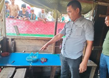 Petugas menunjukkan barang bukti yang ditinggalkan tersangka yang lompat ke sungai.