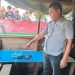 Petugas menunjukkan barang bukti yang ditinggalkan tersangka yang lompat ke sungai.