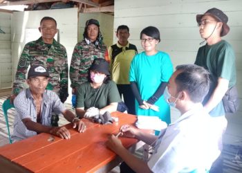 Babinsa 05 Kolang dan UPTD Puskesmas Poriaha Berikan Pelayanan Kesehatan ke Warga di Pulau Mursala