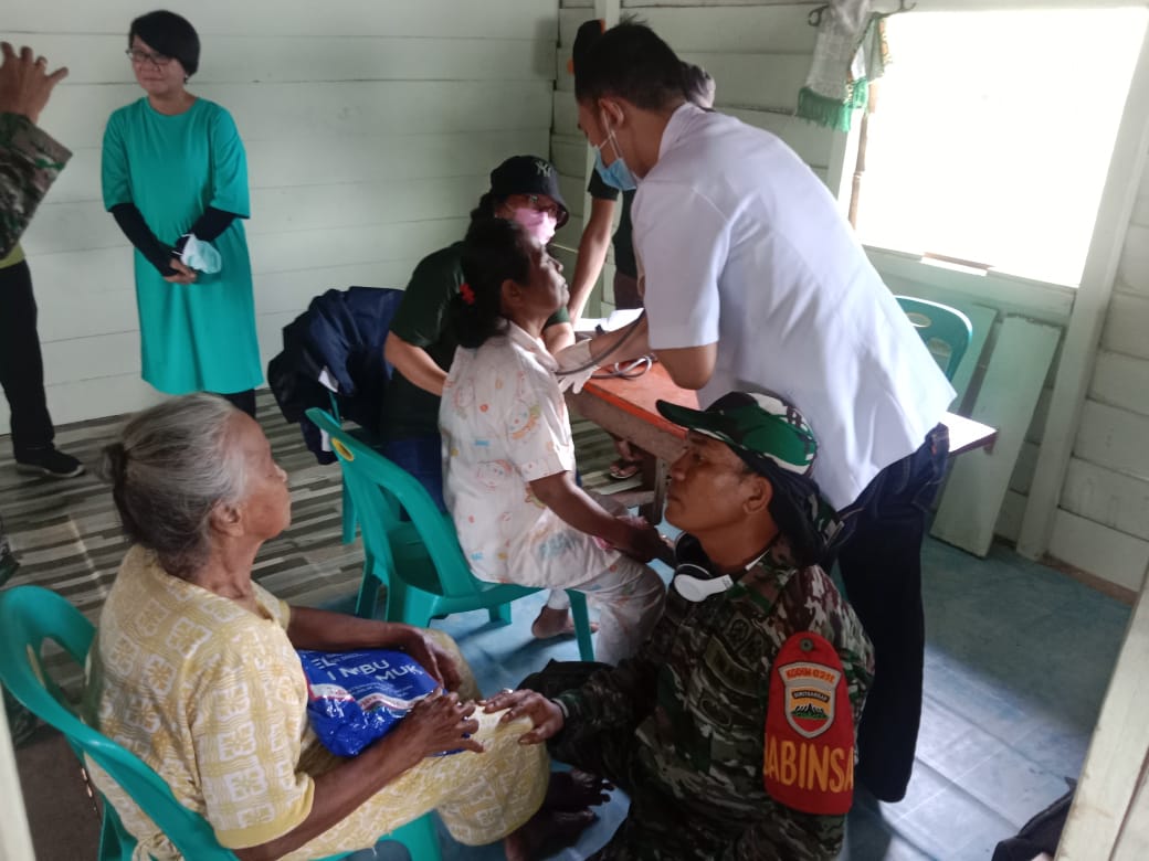 Personel UPTD Puskesmas Poriaha bersama Babinsa Koramil 05/Kolang memberikan pelayanan kesehatan di Pos Ramil 05/Kolang Pulau Mursala, yang berada di Perairan laut Kabupaten Tapteng, Jumat (19/05/2023).