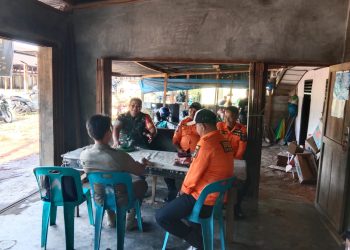 Babinsa Koramil 05/Kolang, Serda Benni Sitompul melaksanakan kegiatan Komsos dengan Mitra Karib dari BPBD dan Satpol PP di Desa Rampa, Kabupaten Tapteng, Selasa (23/05/2023). 