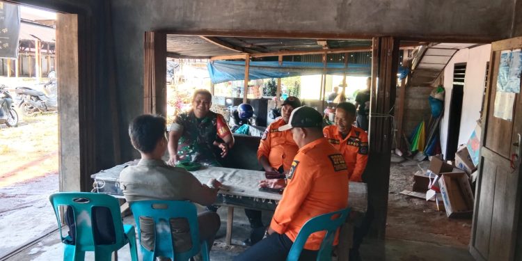 Babinsa Koramil 05/Kolang, Serda Benni Sitompul melaksanakan kegiatan Komsos dengan Mitra Karib dari BPBD dan Satpol PP di Desa Rampa, Kabupaten Tapteng, Selasa (23/05/2023). 