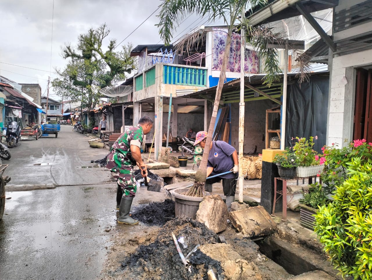 Babinsa Koramil 06/Kota, Sertu Abdurrajad bersama warga bergotong royong membersihkan lingkungan di Kelurahan Pasar Belakang, Kota Sibolga, Selasa (23/05/2023)