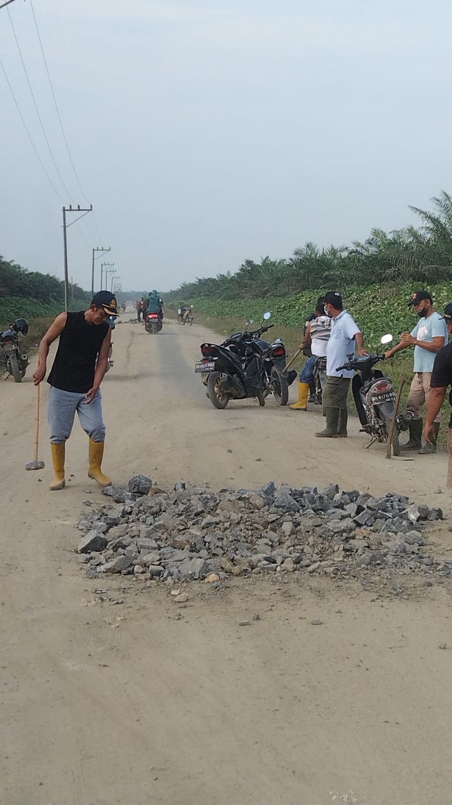 Warga bersama perangkat desa dan kecamatan memperbaiki jalan rusak