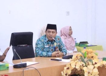 Assisten l Pemerintahan dan Kesra Drs Sarimpunan Ritonga M.Pd (kiri). 