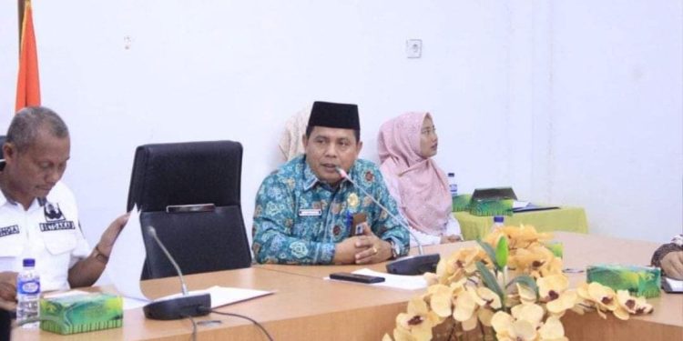 Assisten l Pemerintahan dan Kesra Drs Sarimpunan Ritonga M.Pd (kiri). 