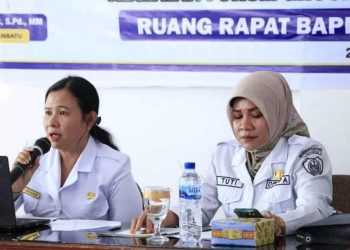 Kadis Kadis PPPA Hj. Tuti Noprida Ritonga, S.Si., APT, MM (kanan). 