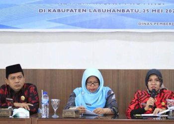 Kadis PPPA Labuhanbatu Hj. Tuti Norpida Ritonga (kanan). 