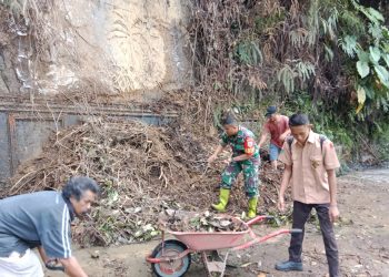 Warga dan Babinsa Bersihkan Pinggir Jalan Sibolga- Tarutung Desa Simaninggir 