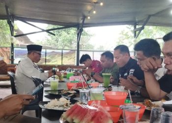 Sejumlah Wartawan saat makan siang bersama dengan personil Polres Labuhanbatu. 