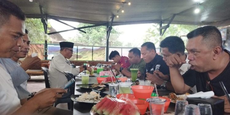 Sejumlah Wartawan saat makan siang bersama dengan personil Polres Labuhanbatu. 