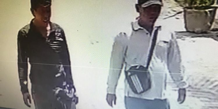 Dua terduga pencuri helm di kantor Kepala Desa Air Joman, Kabupaten Asahan yang terekam CCTV.