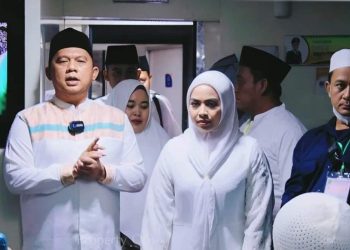 Bupati Labuhanbatu H Erik Adtrada Ritonga MKM bersama istri saat mendampingi keberangkatan Jemaah Haji Labuhanbatu.