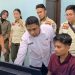 Plt Kadis Kominfo Labuhanbatu Ahmad Fadly Rangkuti ST saat berada di salahsatu warnet di Rantauprapat memberikan sosialisasi.