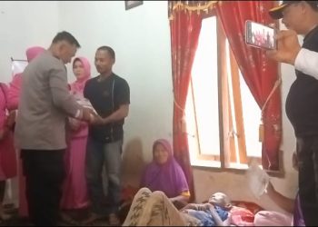 Kapolsek Kisaran Kota dan Kades Meranti Kunjungi Warga Asahan yang Derita Kanker Kulit