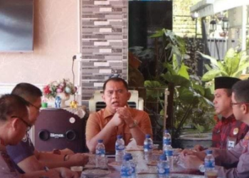 Bupati Labuhanbatu H Erik Adtrada Ritonga MKM saat menggelar pertemuan dalam rangka pembahasan keberangkatan calon Jemaah Haji. 