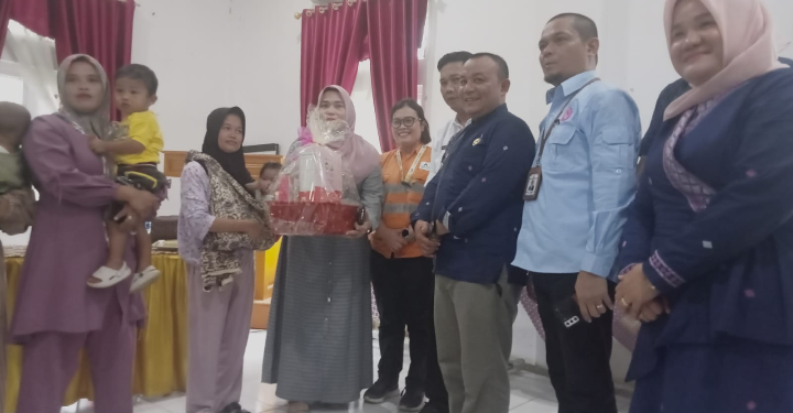 (Taslab News/Dzulfadli Tambunan)  Penyerahan asupan makanan dan suplemen tambahan kepada orangtua anak penderita stunting.