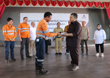  (Taslab News/Dzulfadli Tambunan) Penyerahan dokumen hasil uji lab air sungai Batangtoru dan air sisa proses Tambang Emas Martabe.