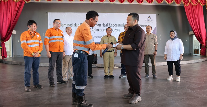  (Taslab News/Dzulfadli Tambunan) Penyerahan dokumen hasil uji lab air sungai Batangtoru dan air sisa proses Tambang Emas Martabe.