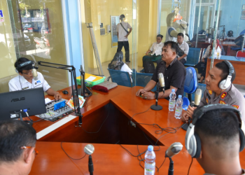  (Taslab News/Dzulfadli Tambunan) Kapolres Tapteng saat bincang-bincang di program acara 'Kentongan' RRI.