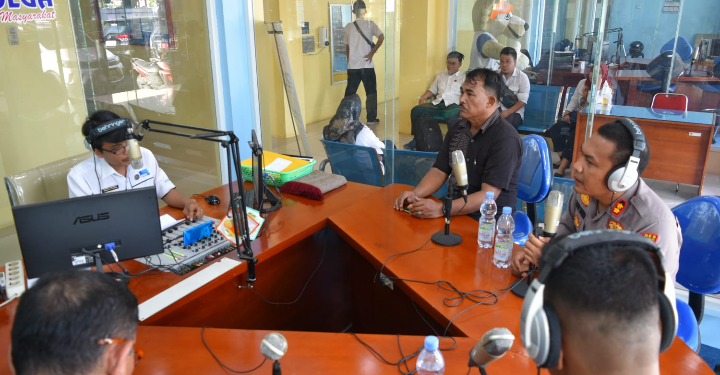  (Taslab News/Dzulfadli Tambunan) Kapolres Tapteng saat bincang-bincang di program acara 'Kentongan' RRI.