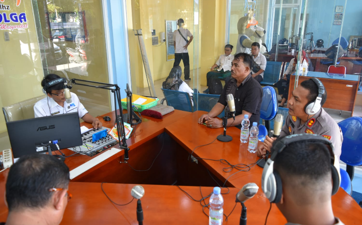 (Taslab News/Dzulfadli Tambunan)Kapolres Tapteng saat bincang-bincang di program acara 'Kentongan' RRI.